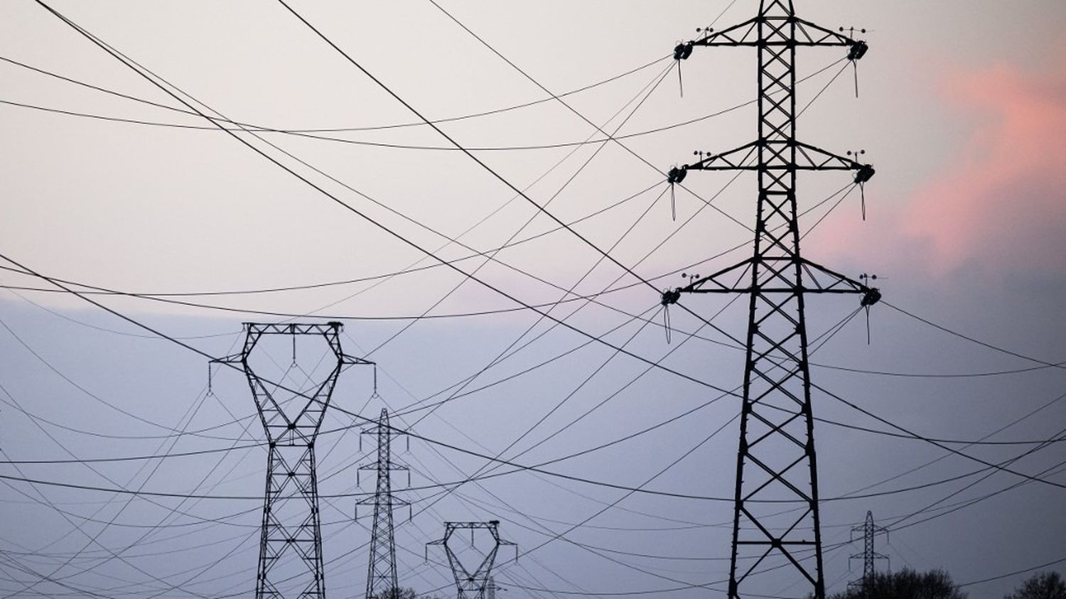 La canicule fragilise le réseau électrique, sans faire craindre une panne  générale – franceinfo