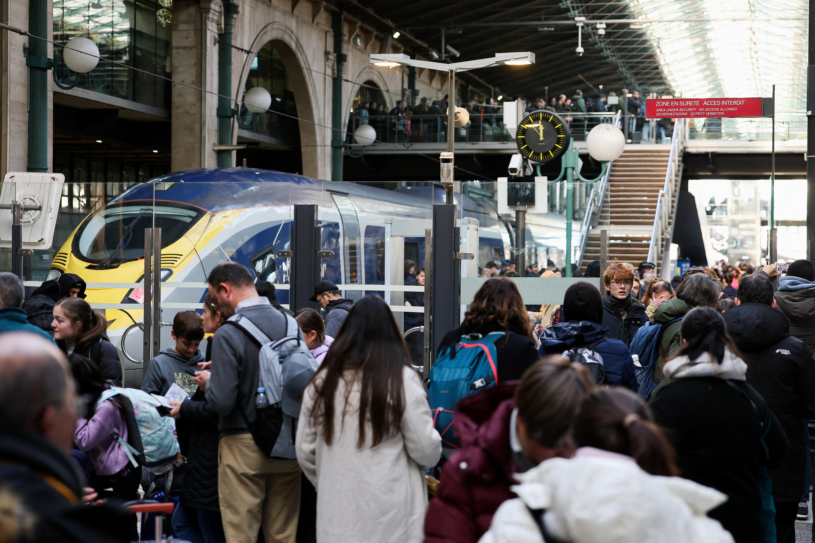 Dans le noir complet » : la nuit de galère pour des passagers d'un Eurostar,  coincés une dizaine d'heures sans électricité - Le Parisien