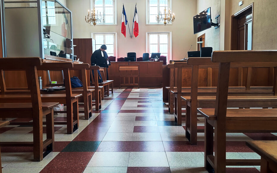 Contrat à la « 50 nuances de Grey », gifles et « emprise » : un ancien  enseignant des Hautes-Alpes jugé pour viols sur des collégiennes - Le  Parisien