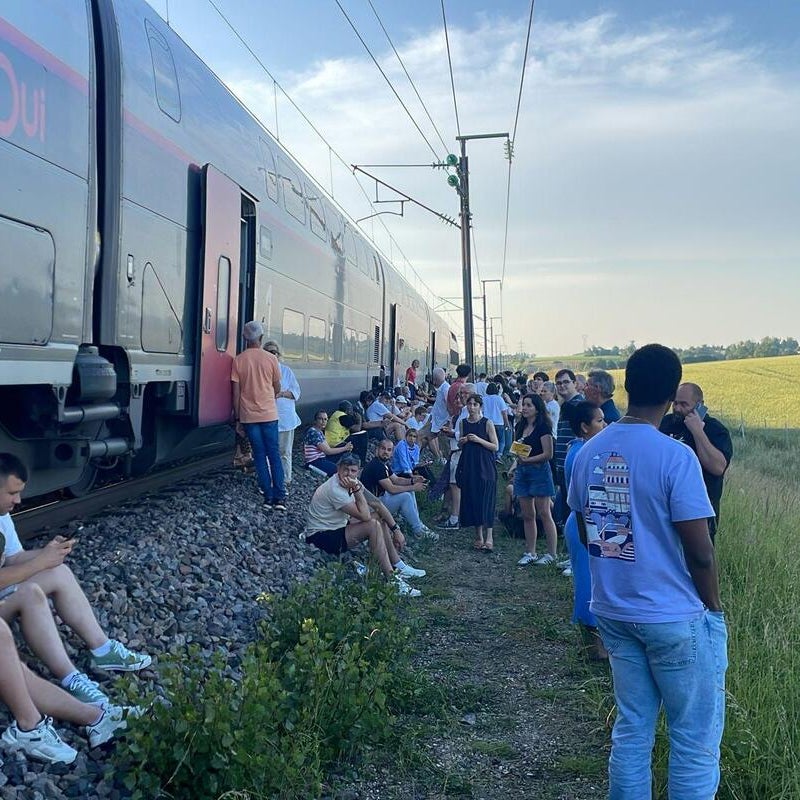 Un TGV Paris – Nice immobilisé en rase campagne après une panne électrique,  un second bloqué derrière... : soirée et nuit de galère pour des usagers de  la SNCF ce lundi