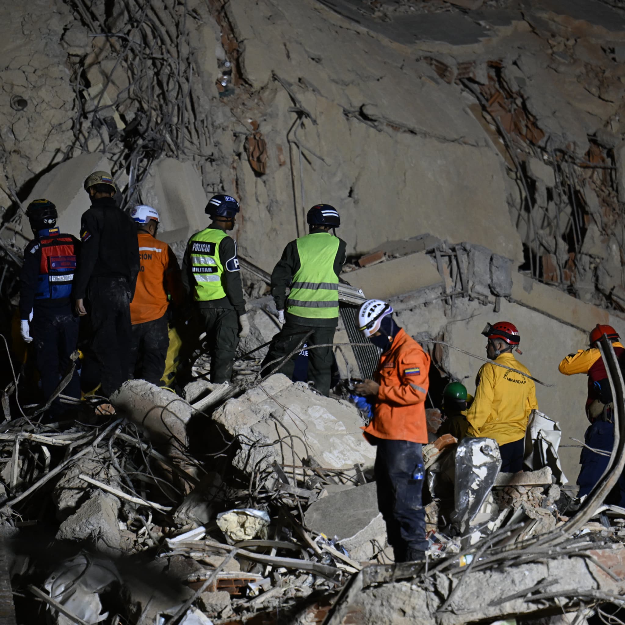 Double séisme au Venezuela: le bilan grimpe à au moins 920 morts, les  recherches continuent pour retrouver des survivants