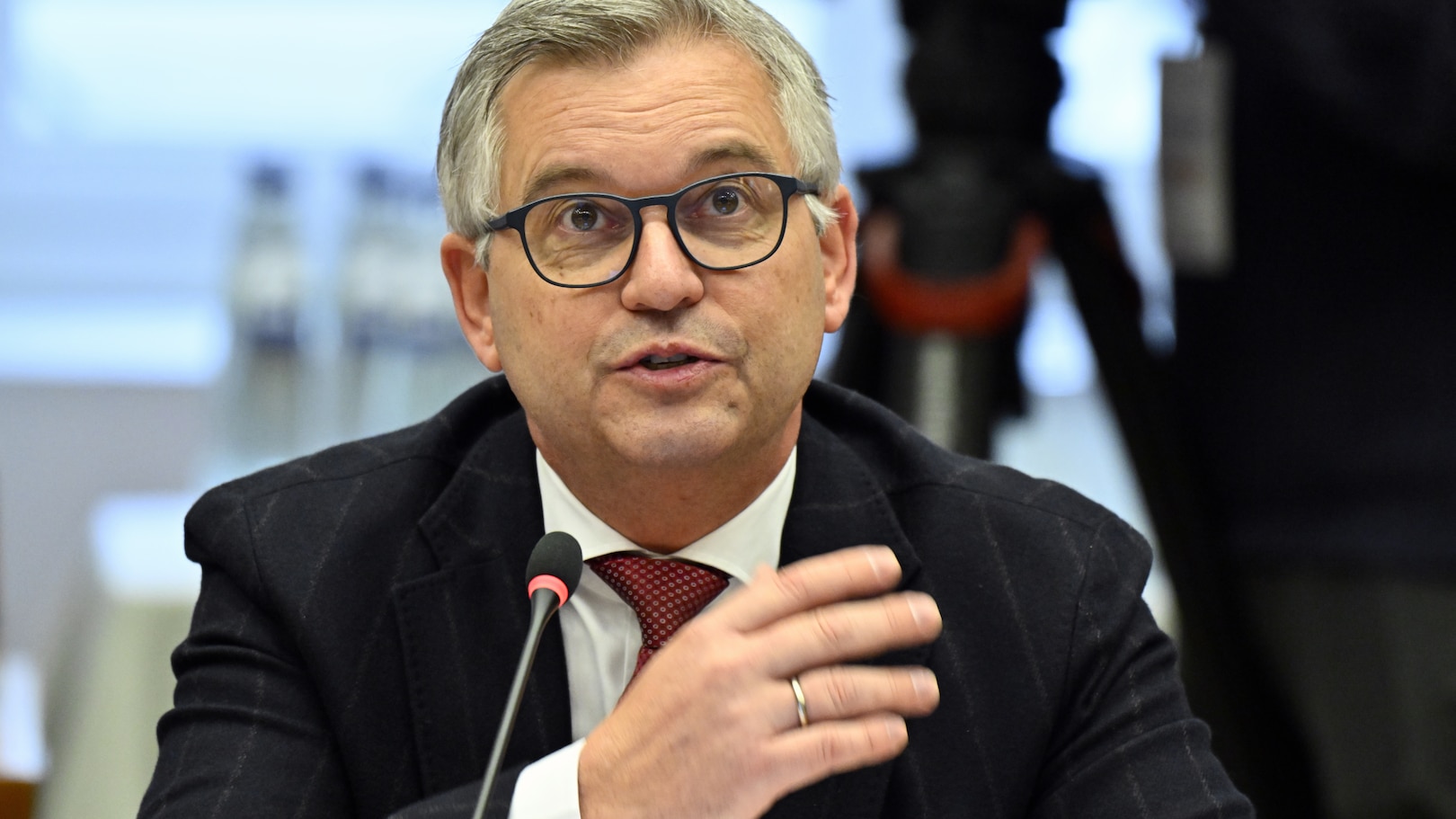 La Commission européenne propose de ne plus accorder la protection  temporaire aux Ukrainiens en âge de combattre - La Libre