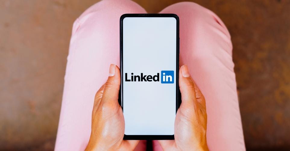 LinkedIn s'attaque aux contenus générés à l'aide de l'IA : "Ils n'apportent  ni expérience personnelle, ni expertise réelle" - Trends-Tendances