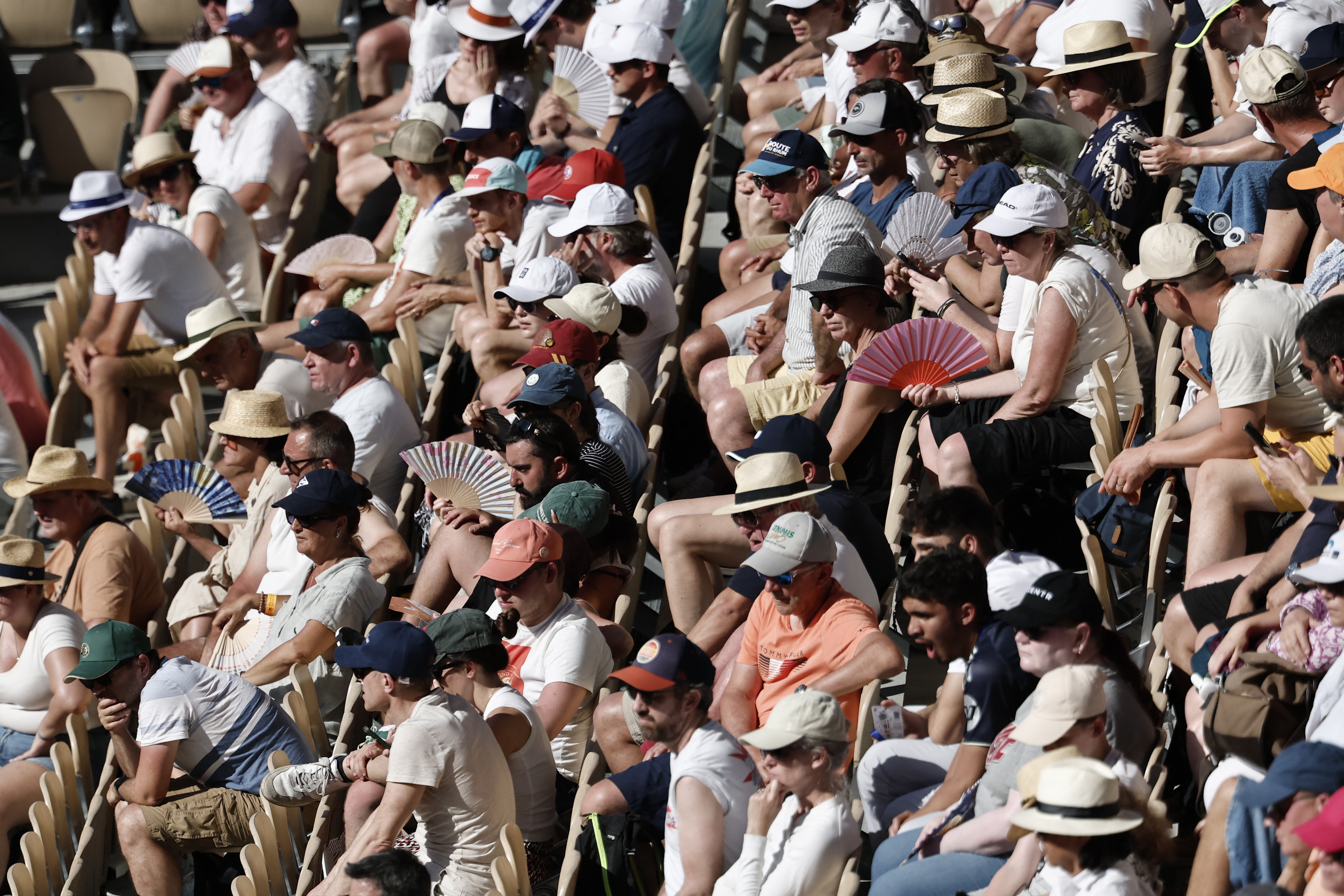 Où est-ce qu'il faut se placer pour survivre ?» : à Roland-Garros, toutes  les stratégies sont bonnes pour éviter de cuire – Libération