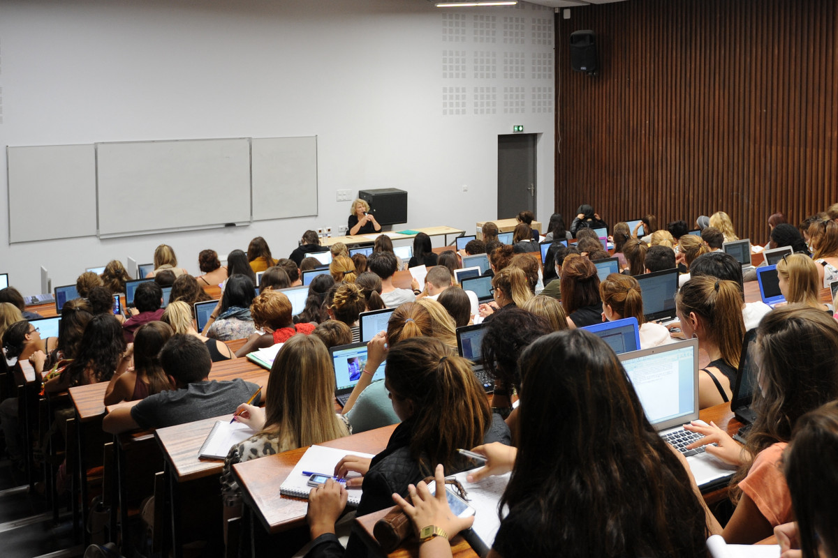 C'est de la discrimination" : la possible suppression des APL pour les  étudiants étrangers hors-UE suscite l'indignation