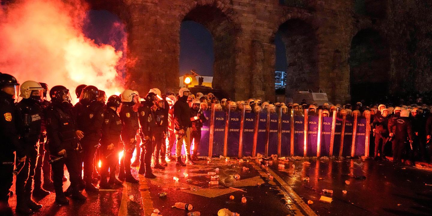 En Turquie, des centaines de milliers de manifestants protestent contre  l'arrestation du maire d'Istanbul, selon l'opposition