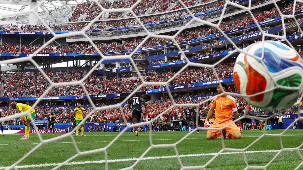 Mondial 2026 : le Canada qualifié en huitièmes après avoir battu sur le fil  l'Afrique du Sud - France 24