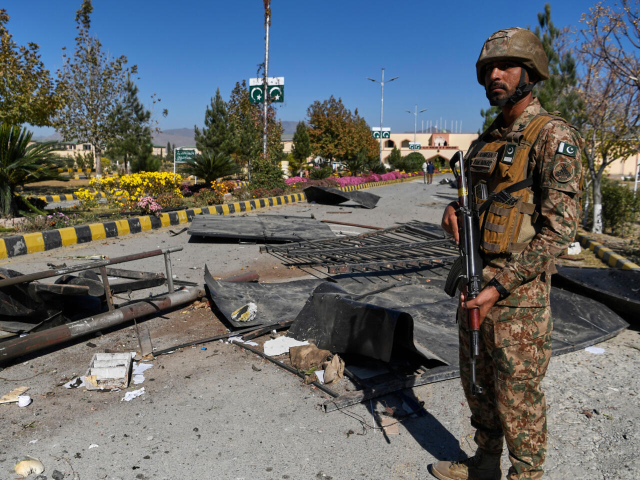 Le Pakistan dément avoir frappé l'Afghanistan, après des raids ayant fait  dix morts - France 24