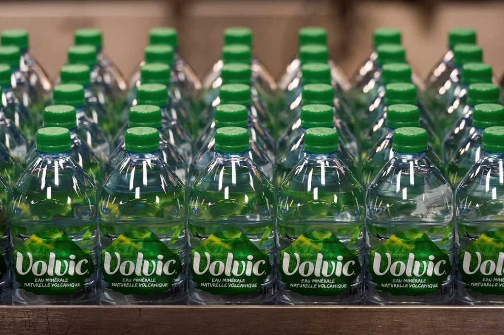 La société Volvic accusée d'accaparer les ressources en eau et de  dissimuler des déchets | France Inter