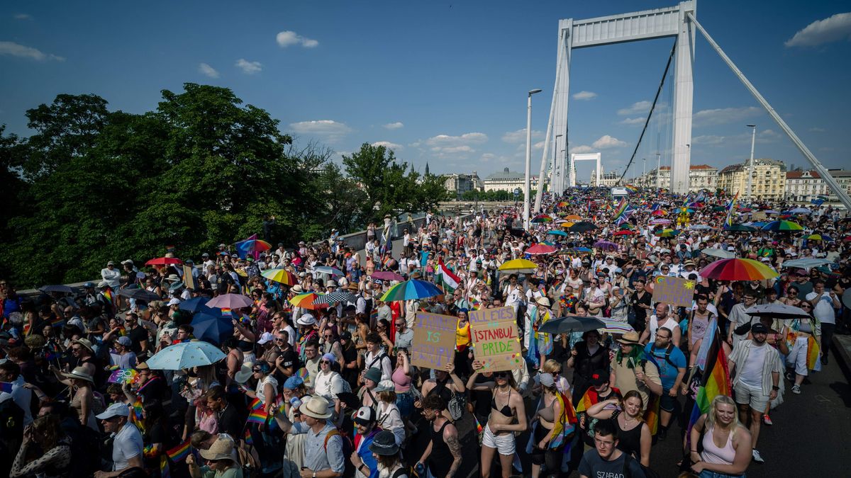 A Budapest, des dizaines de milliers de personnes ont défilé pour la  première marche des fiertés de l'après Viktor Orban, sous la canicule –  franceinfo
