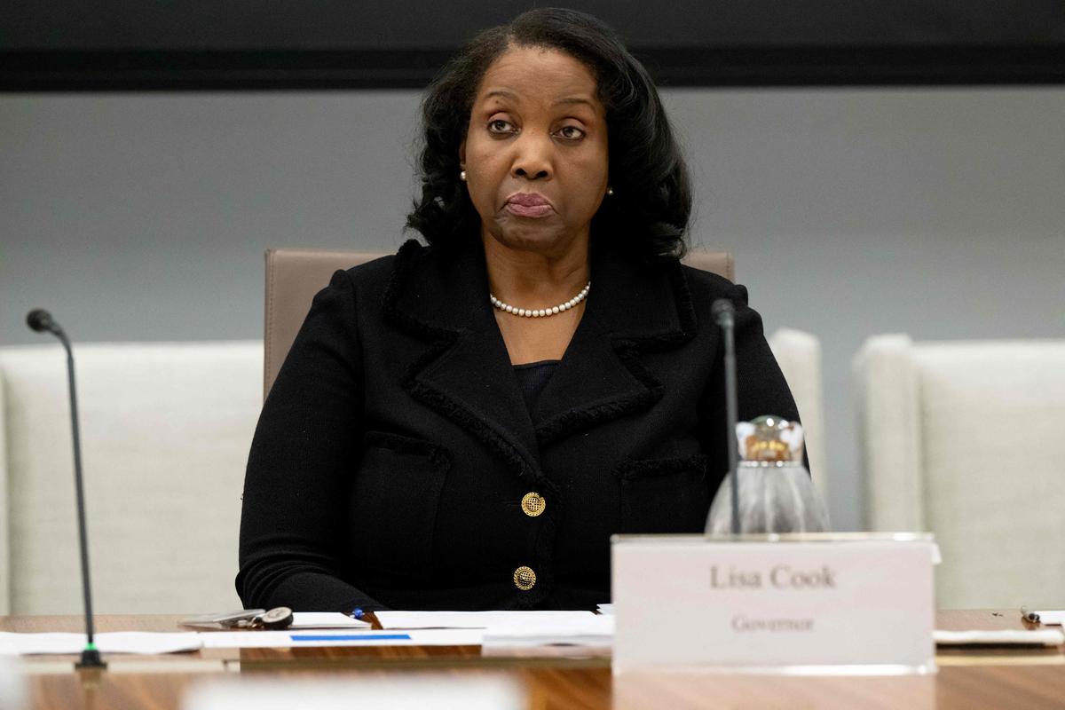 États-Unis : la justice bloque provisoirement le limogeage de la  responsable de la Fed Lisa Cook