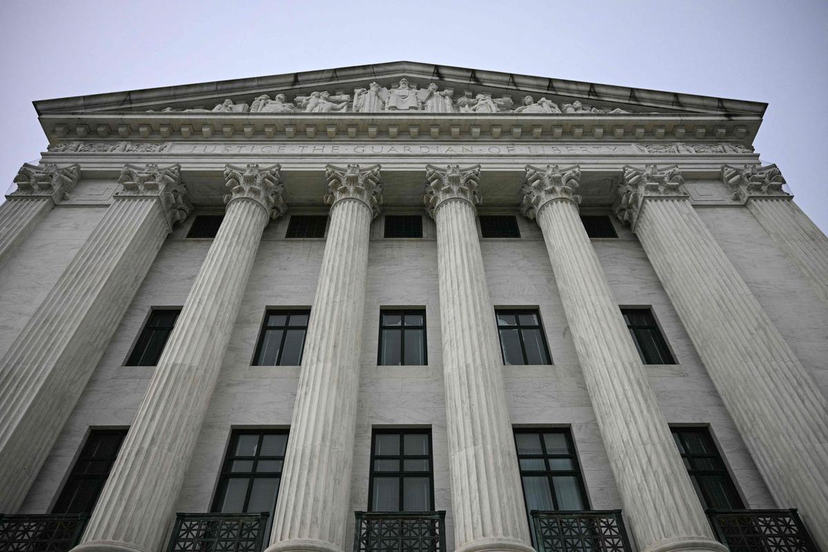 États-Unis : la Cour suprême américaine favorable à une extension des  pouvoirs de révocation du président