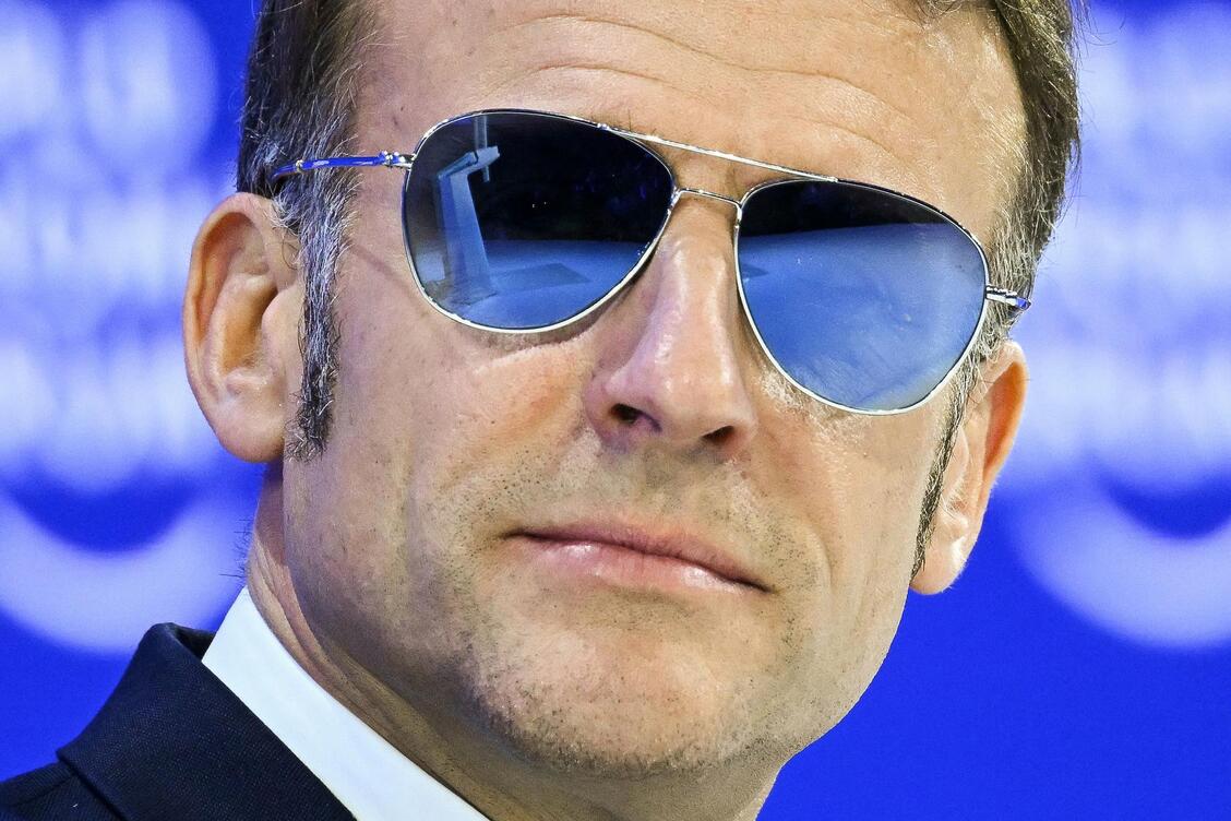 Mais pourquoi Emmanuel Macron porte (encore) des lunettes de soleil au  sommet de Davos