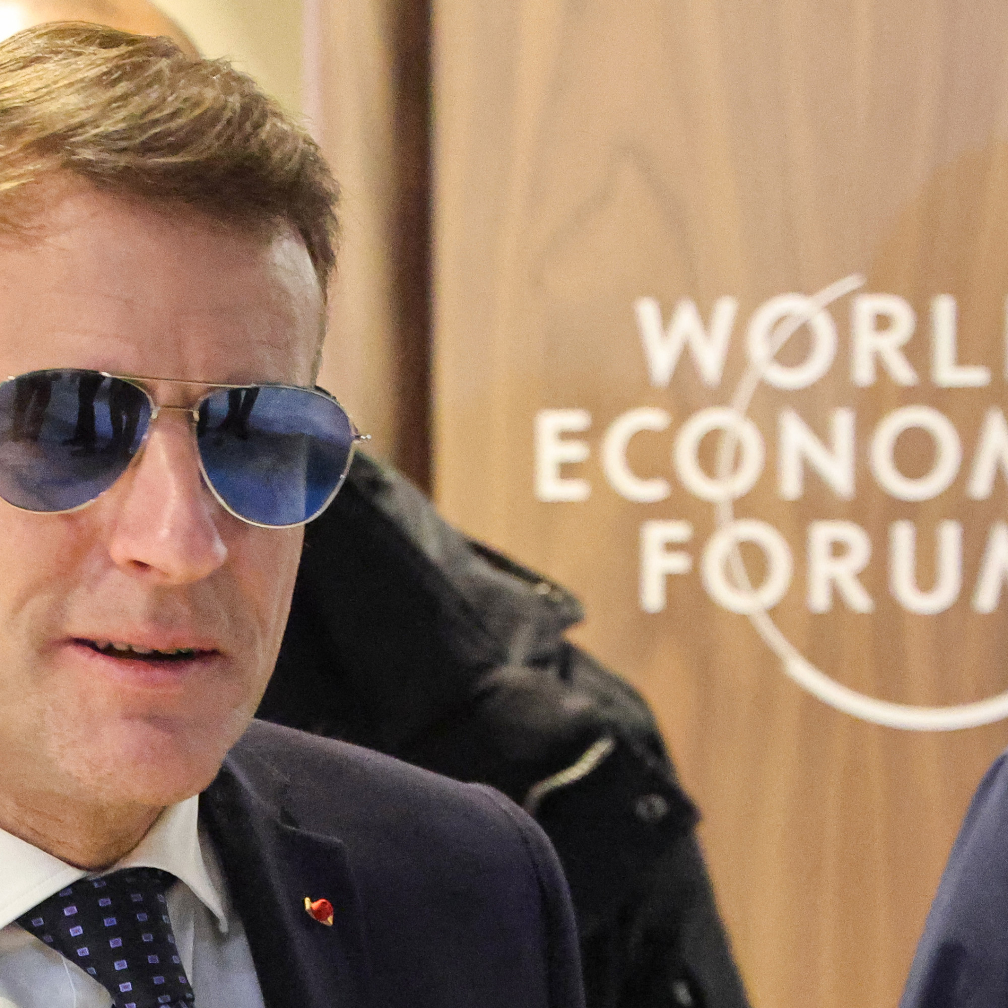 DOCUMENT RTL - "Des clients demandent le même modèle" : comment  l'apparition d'Emmanuel Macron avec ses lunettes a fait exploser le carnet  de commandes d'un fabricant basé dans le Jura