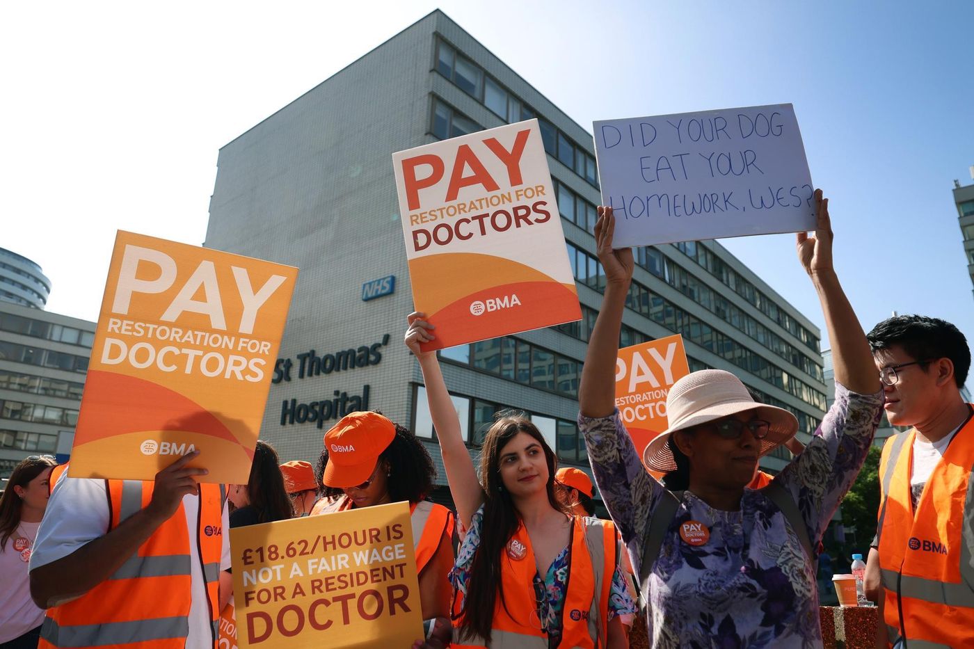 En Angleterre, des milliers de jeunes médecins en grève pour leurs salaires