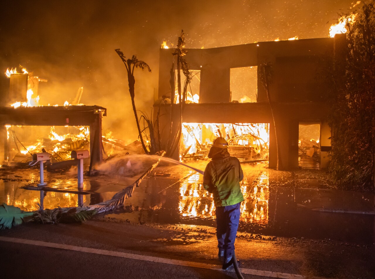 Incendies monstres à Los Angeles : deux morts, de nombreux blessés et des  milliers de déplacés