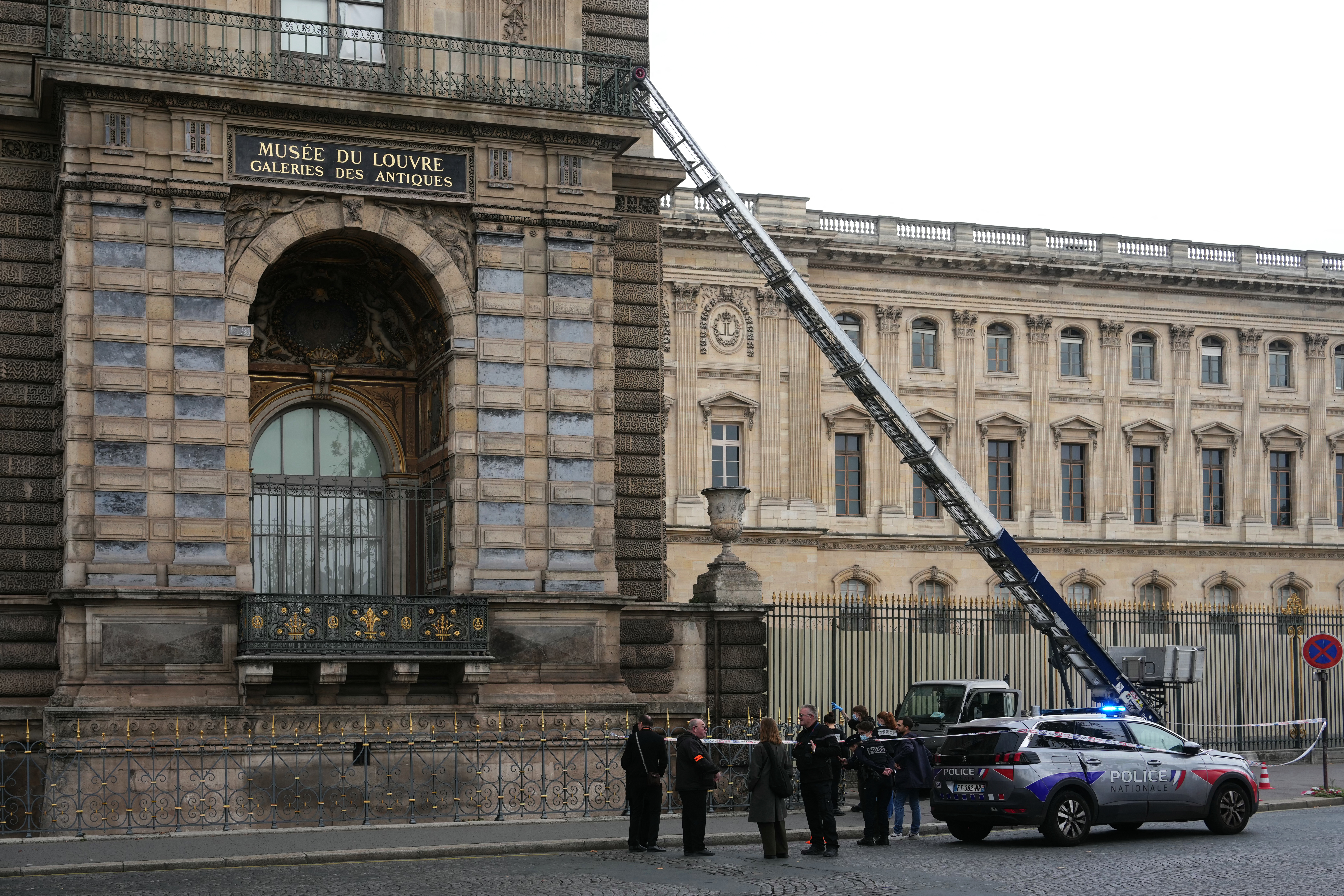 Le braquage du Louvre bientôt à l'écran dans un film réalisé par le  cinéaste Romain Gavras – Libération
