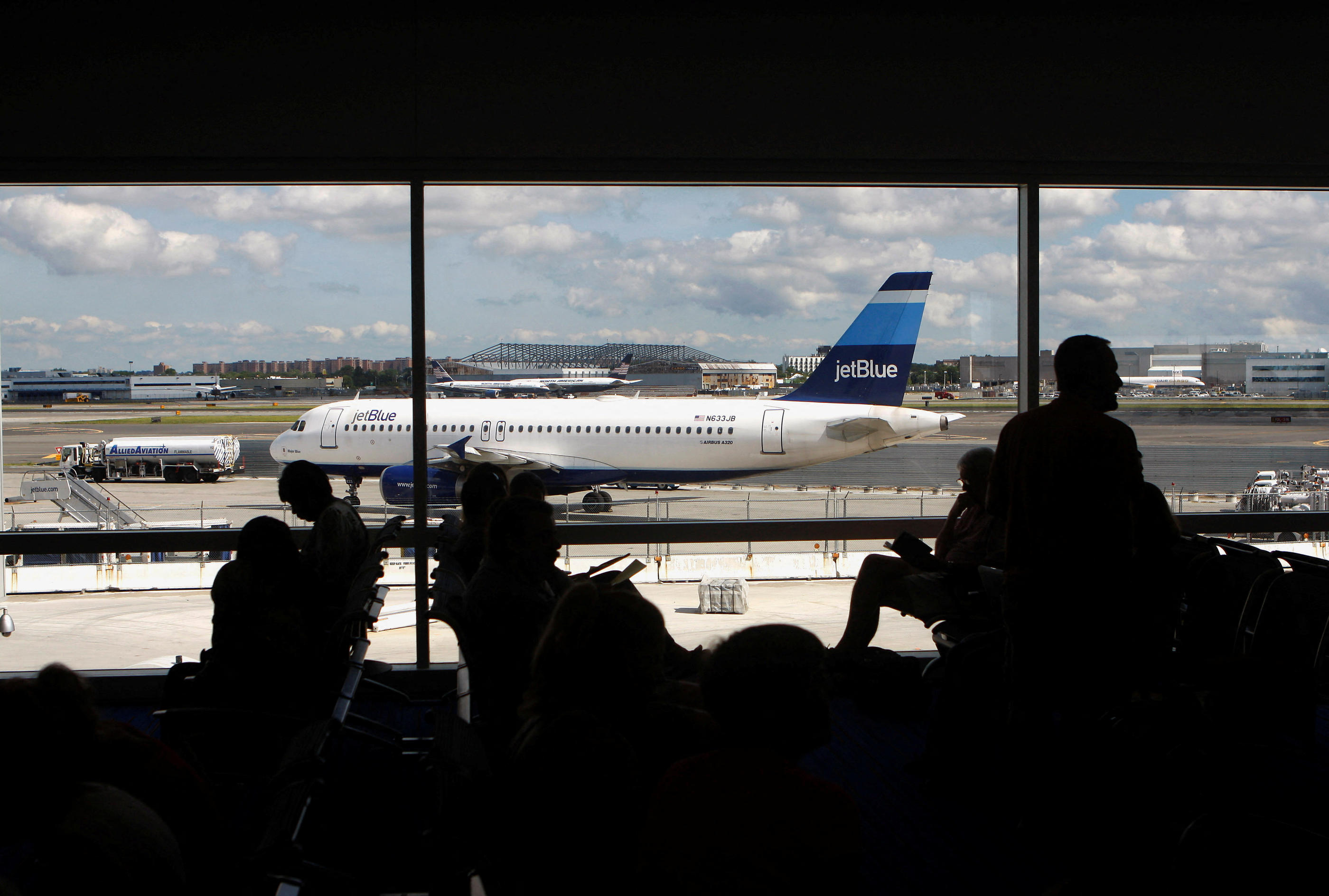 Il nous a heurtés au-dessus du cockpit » : collision entre un drone et un  avion qui atterrissait à New York - Le Parisien