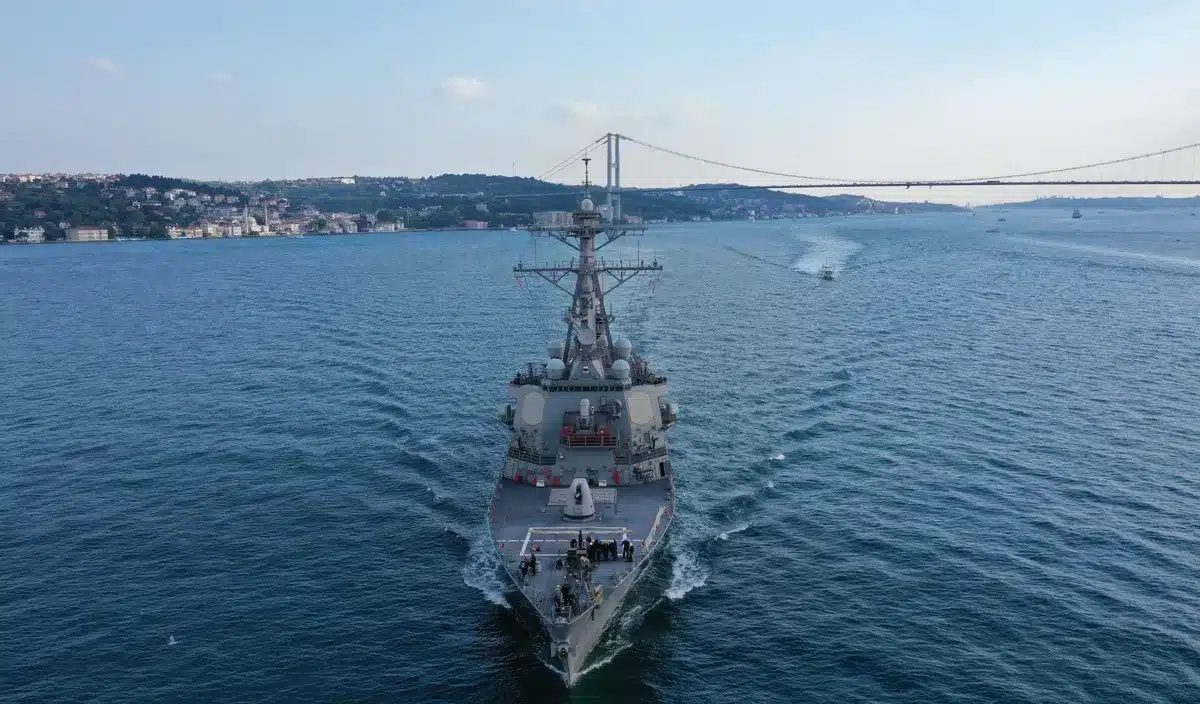 Deux destroyers de l'U.S. Navy traversent le détroit d'Ormuz après avoir  esquivé les frappes