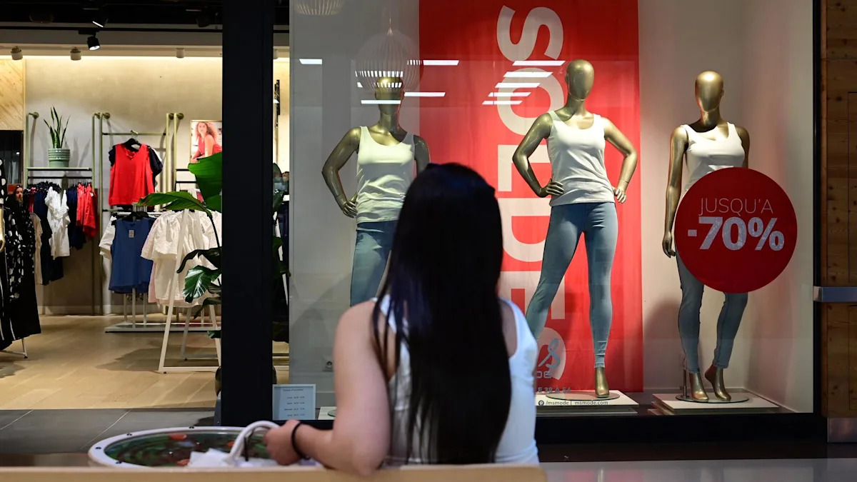Les soldes d'été prolongés par le gouvernement pour aider les commerces de  proximité, pénalisés par la canicule - Yahoo Actualités France
