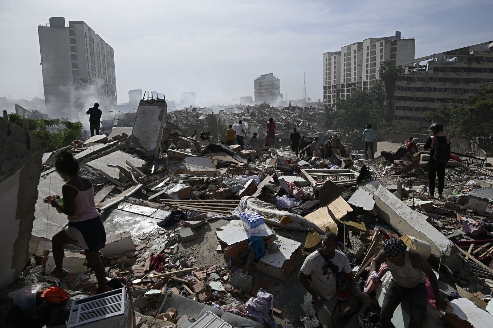Les recherches pour retrouver des survivants s'intensifiaient vendredi au  Venezuela, où le bilan du double séisme a grimpé à 920 morts | Le Devoir