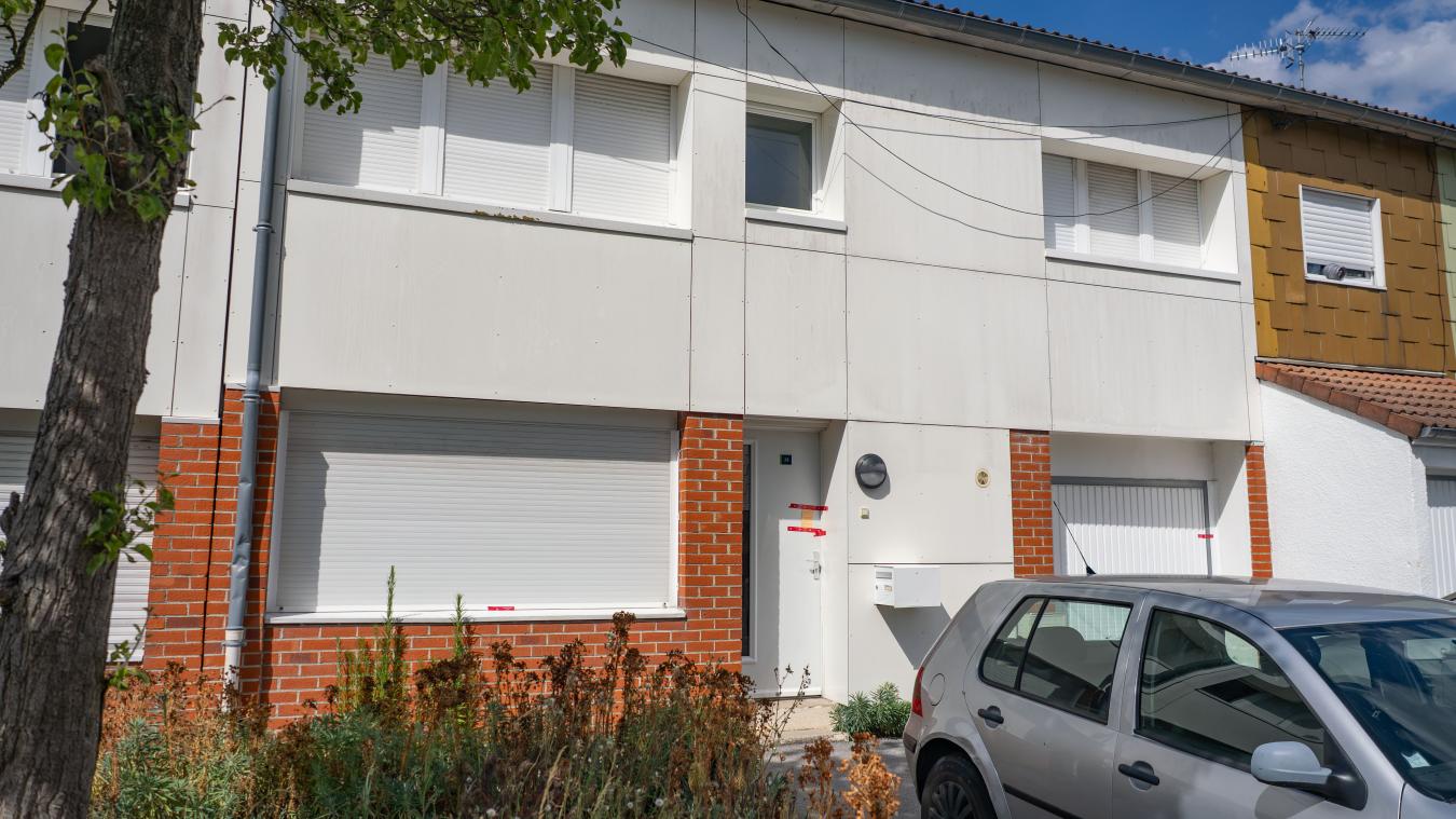 Mort de jumelles à Beuvrages : l'autopsie confirme la déshydratation, la  garde à vue des parents prolongée - La Voix du Nord