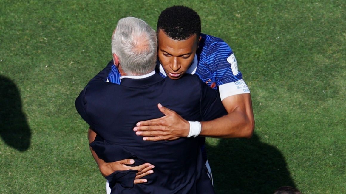 Vous n'êtes pas seuls» : le message de soutien de Kylian Mbappé à Didier  Deschamps après le décès de sa mère