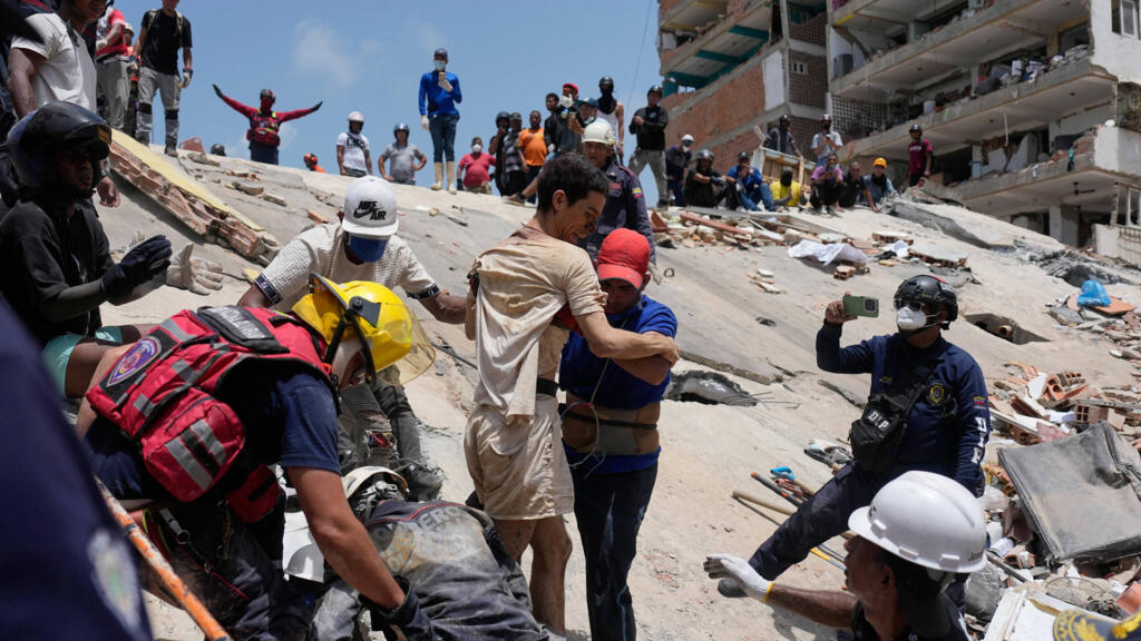 Au Venezuela, au moins 920 morts après le double séisme - France 24
