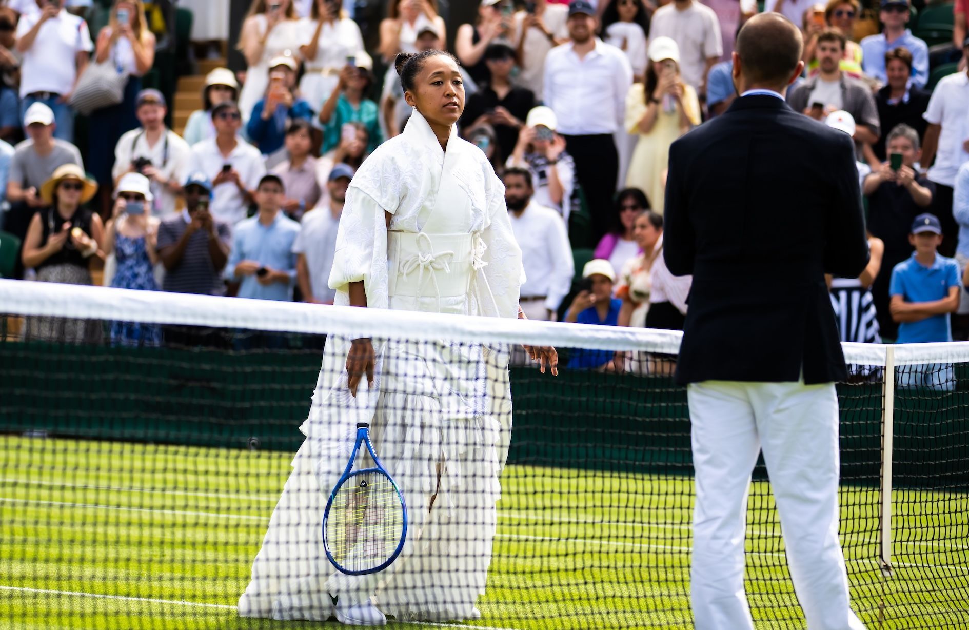 En robe kimono à traîne, Naomi Osaka signe l'une des arrivées les plus remarquées de Wimbledon - Elle