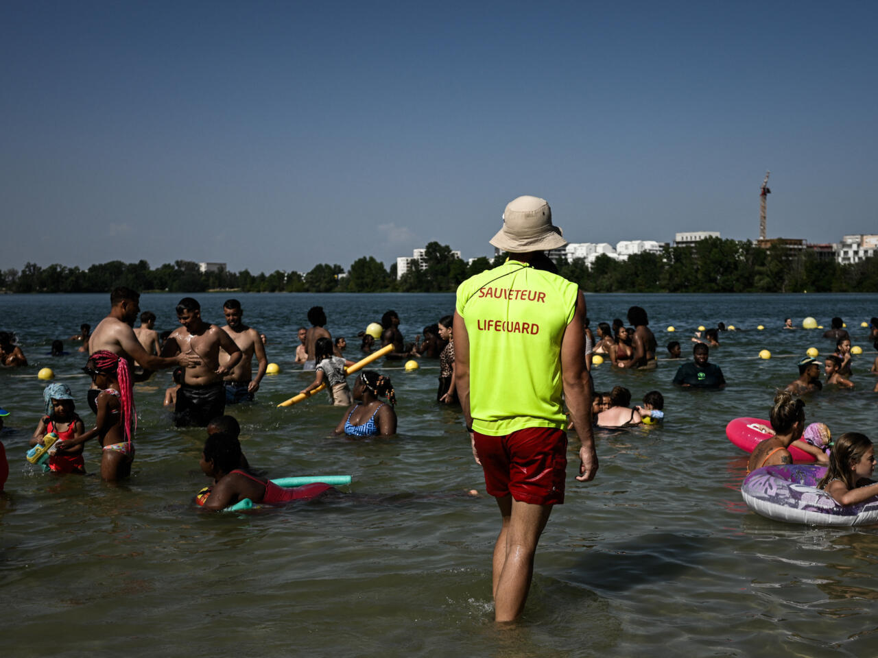 Noyades: la canicule met en lumière les failles de l'apprentissage de la nage en France - RFI