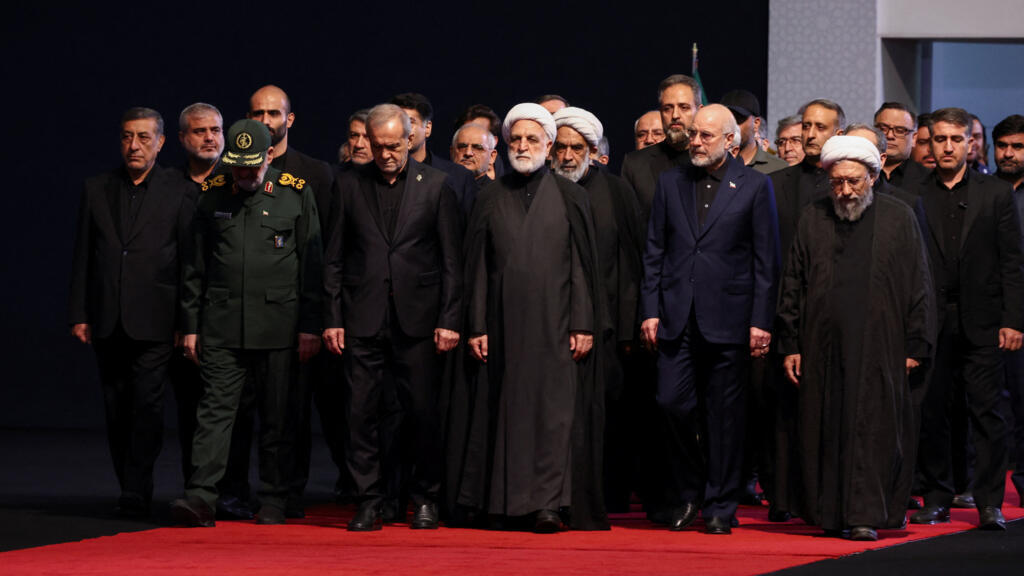 En direct : le président iranien se recueille devant le cercueil du défunt guide suprême Khamenei - France 24
