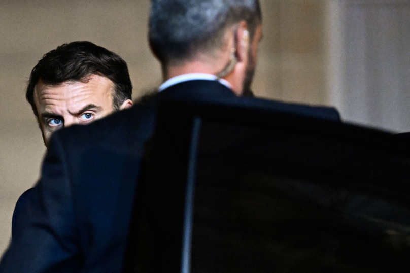 Coupes budgétaires : pourquoi Emmanuel Macron attise la colère sociale avant les européennes - POLITIS