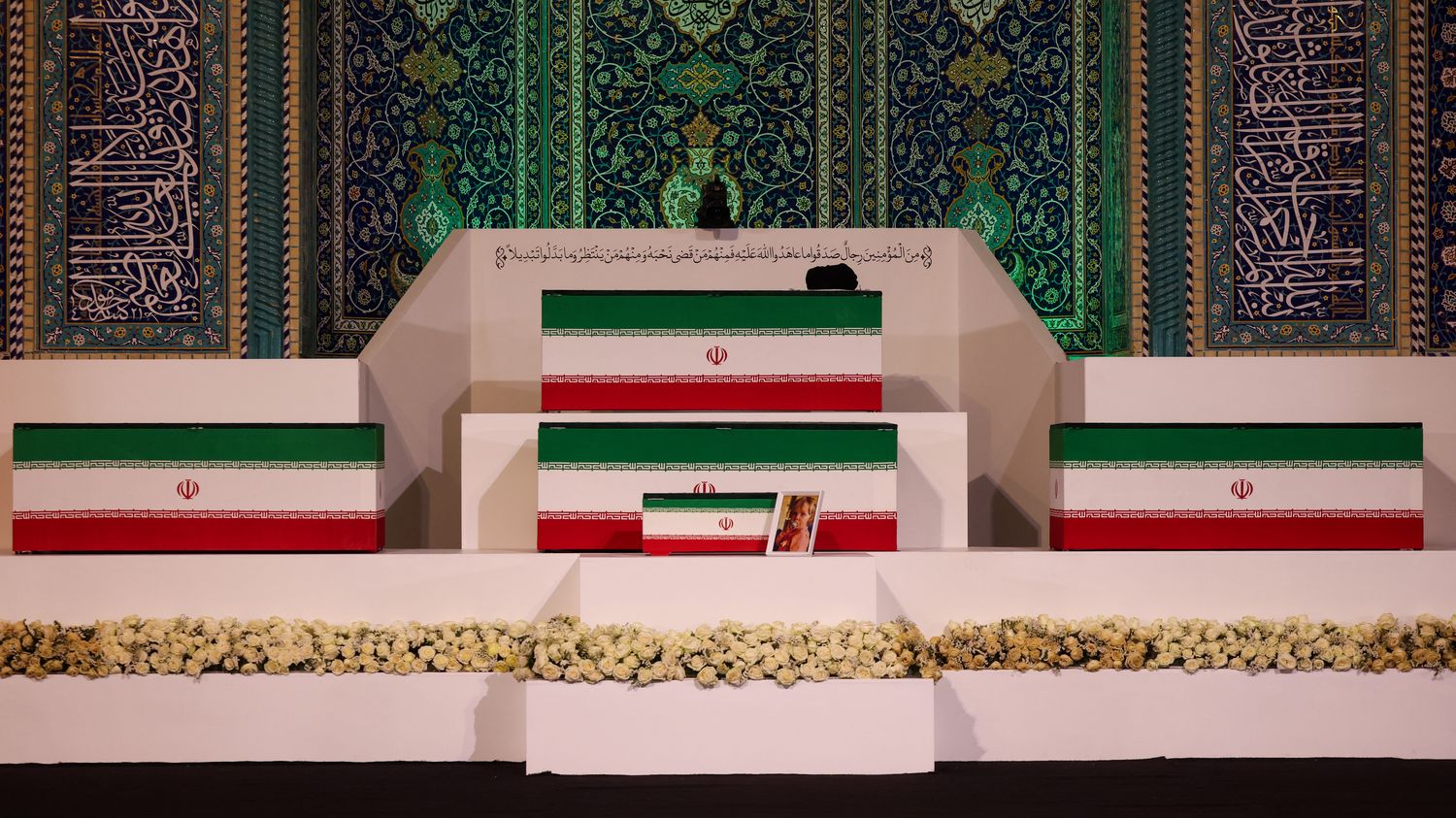 Le corps du guide suprême iranien Ali Khamenei est arrivé sur le lieu de ses funérailles à Téhéran – franceinfo