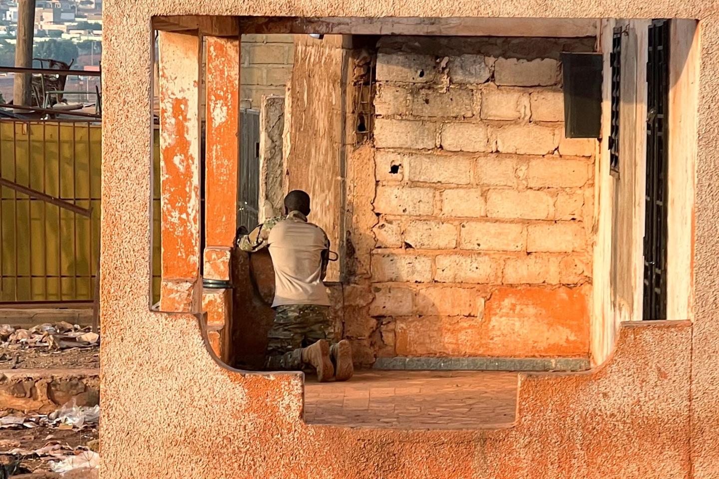 Au Mali, des groupes djihadistes mènent une série d'attaques coordonnées contre le pouvoir, près de Bamako et dans plusieurs villes