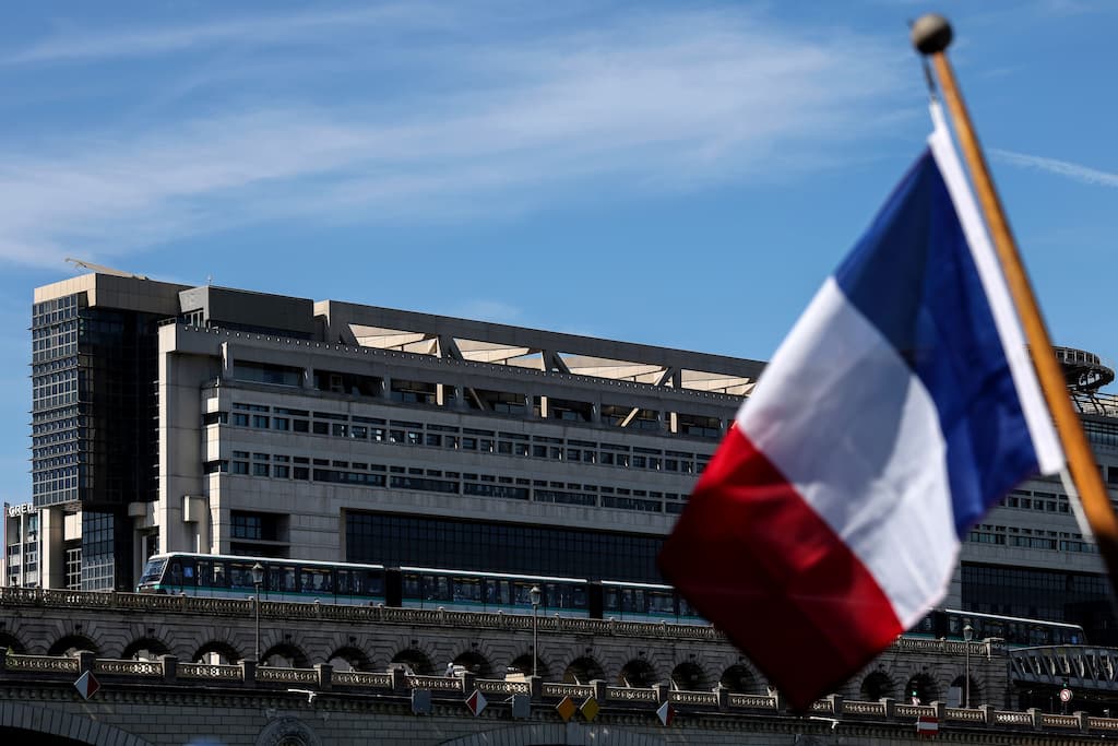 La dette publique à 203 % du PIB d'ici 2050 » : l'OCDE alerte sur les finances publiques françaises dans un rapport - Valeurs actuelles