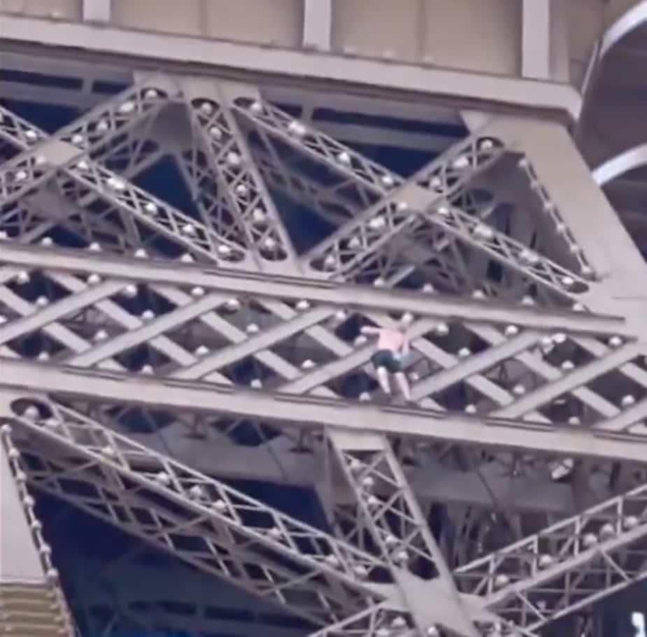 Paris: un homme escalade la tour Eiffel avant d'être interpellé | 24 heures