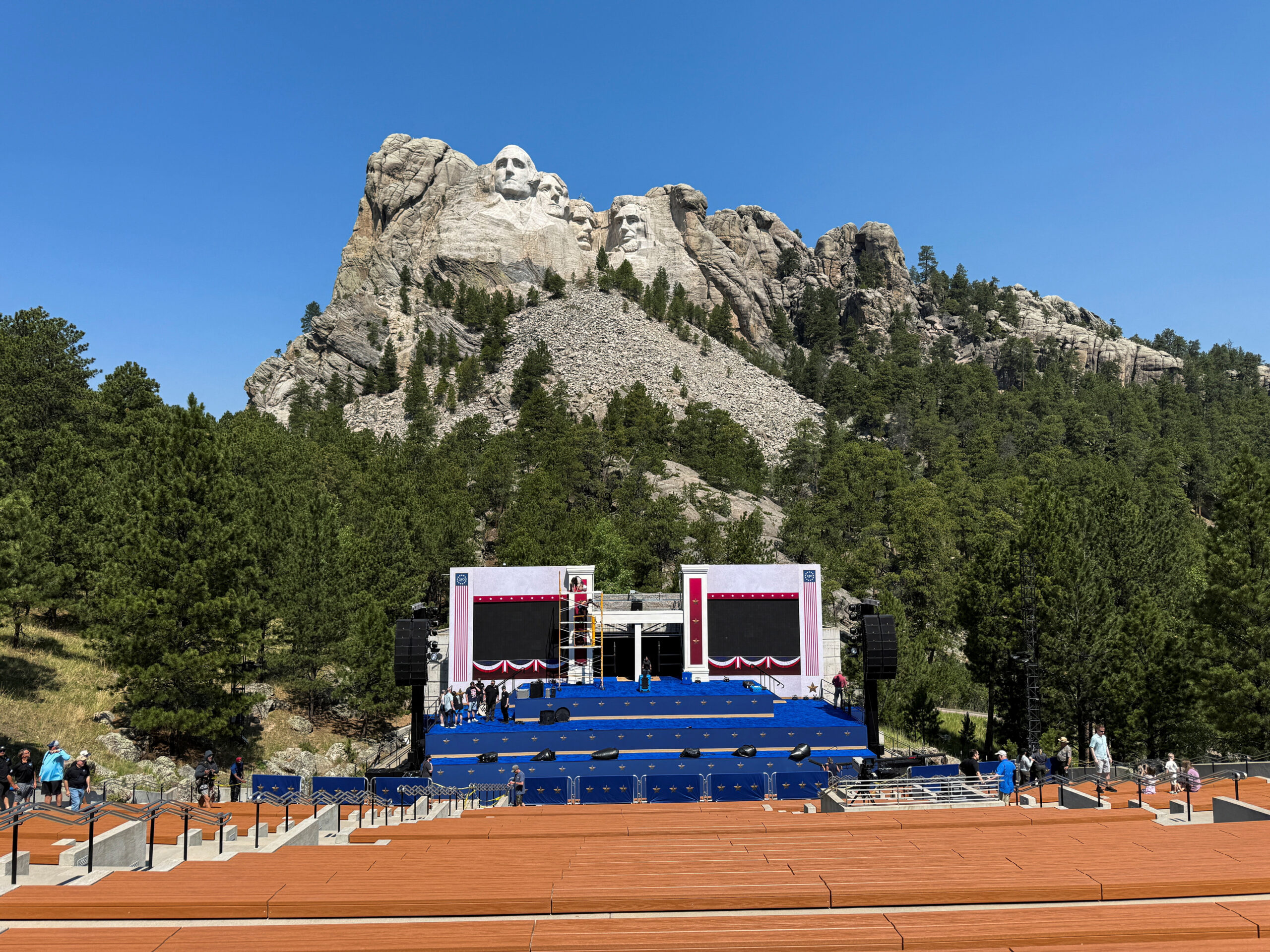 Trump au Mont Rushmore pour les célébrations du 250e anniversaire des États- Unis - ACTUALITÉS - Journal Chrétien