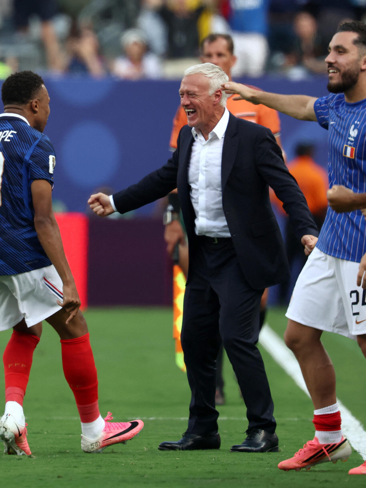 Mondial 2026 : la France écrase la Suède et rejoint le Paraguay en 8es de finale - France 24