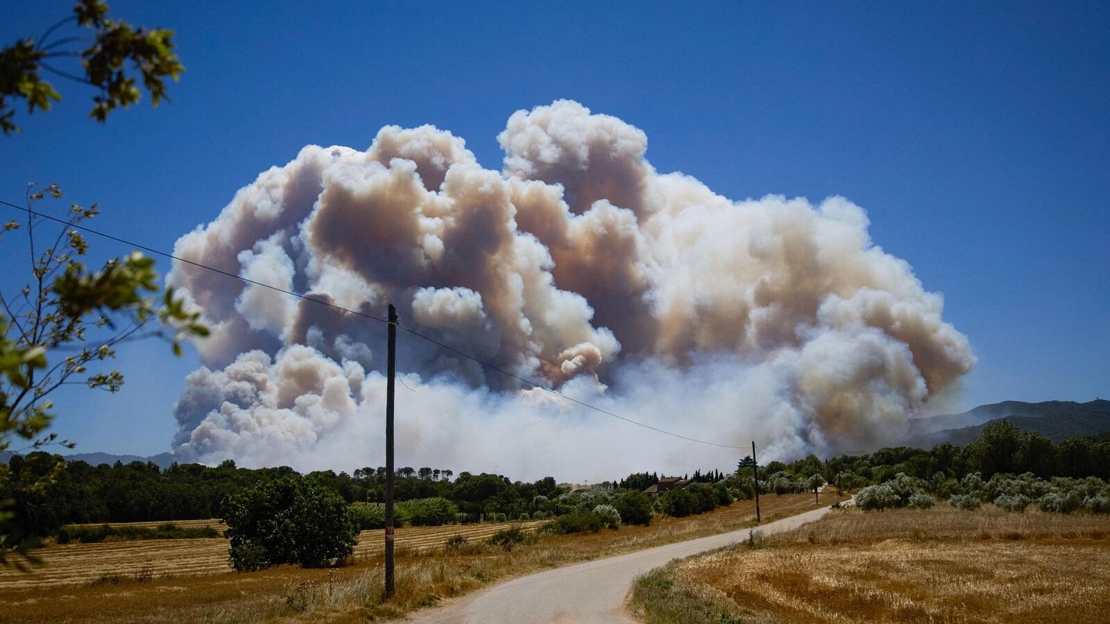 Espagne : un incendie ravage 2 200 ha près de la Costa Brava, sept communes confinées - Le Parisien