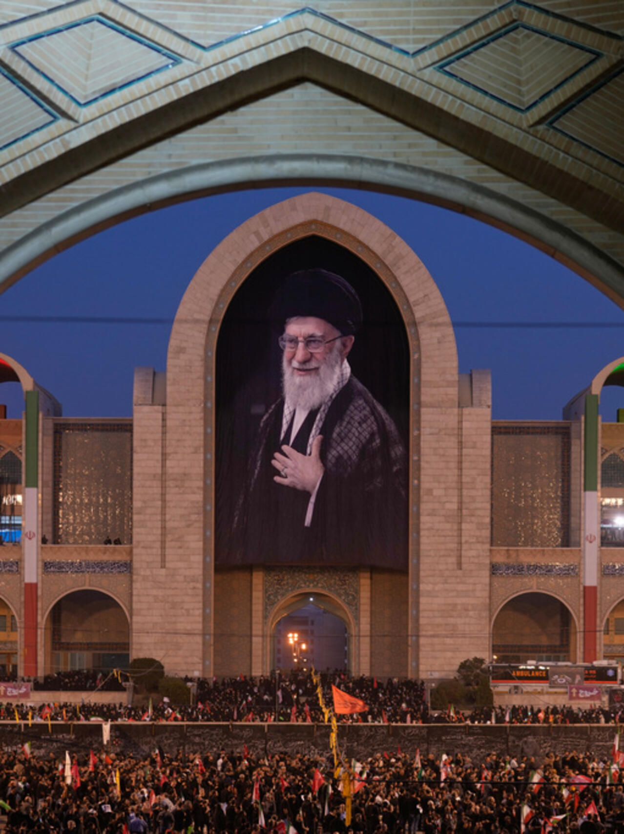 Des milliers de fidèles iraniens présents pour les funérailles du guide suprême Ali Khamenei - France 24