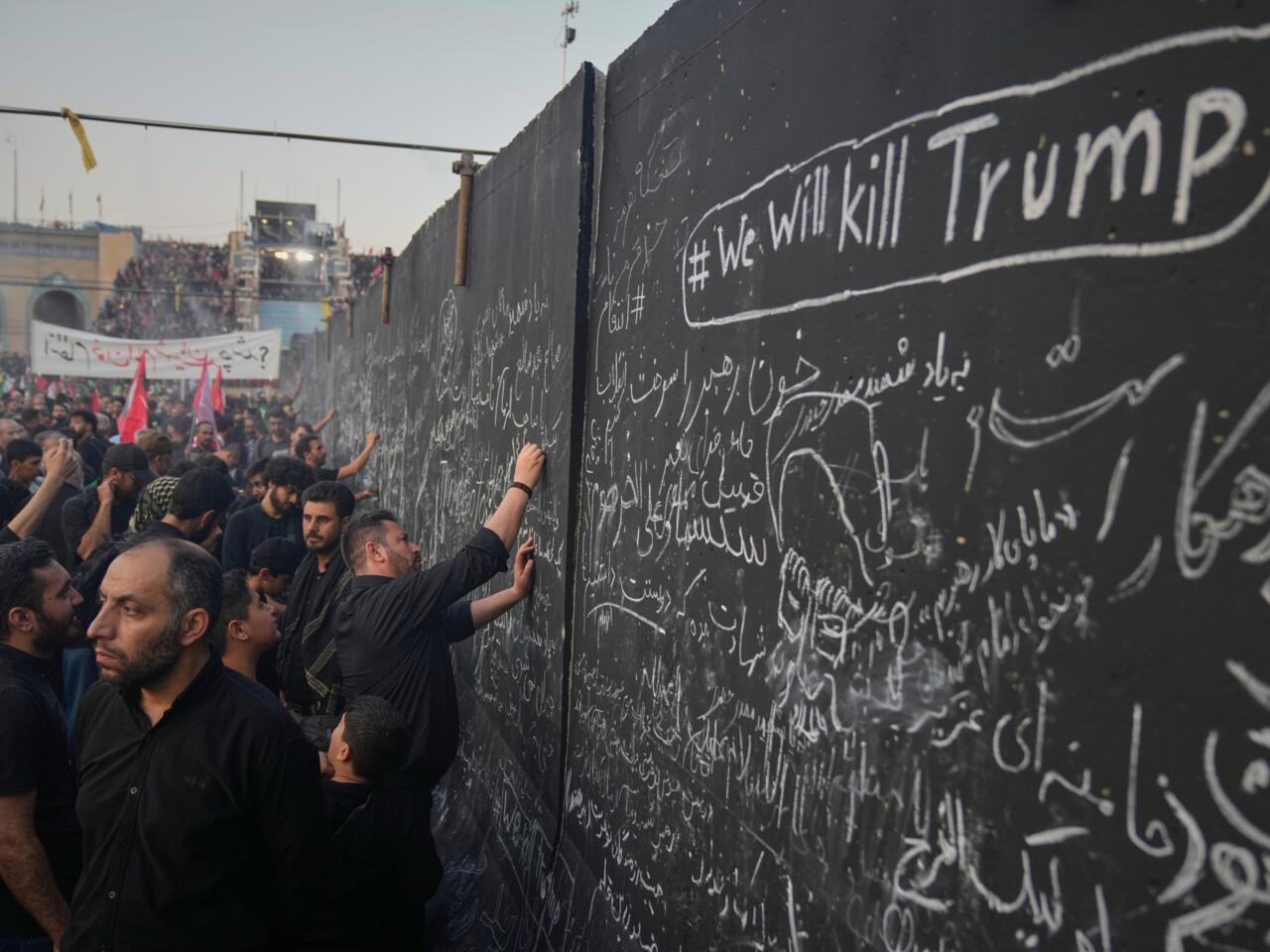 Iran: des fidèles appellent à la «vengeance» devant le cercueil du guide suprême Ali Khamenei - RFI