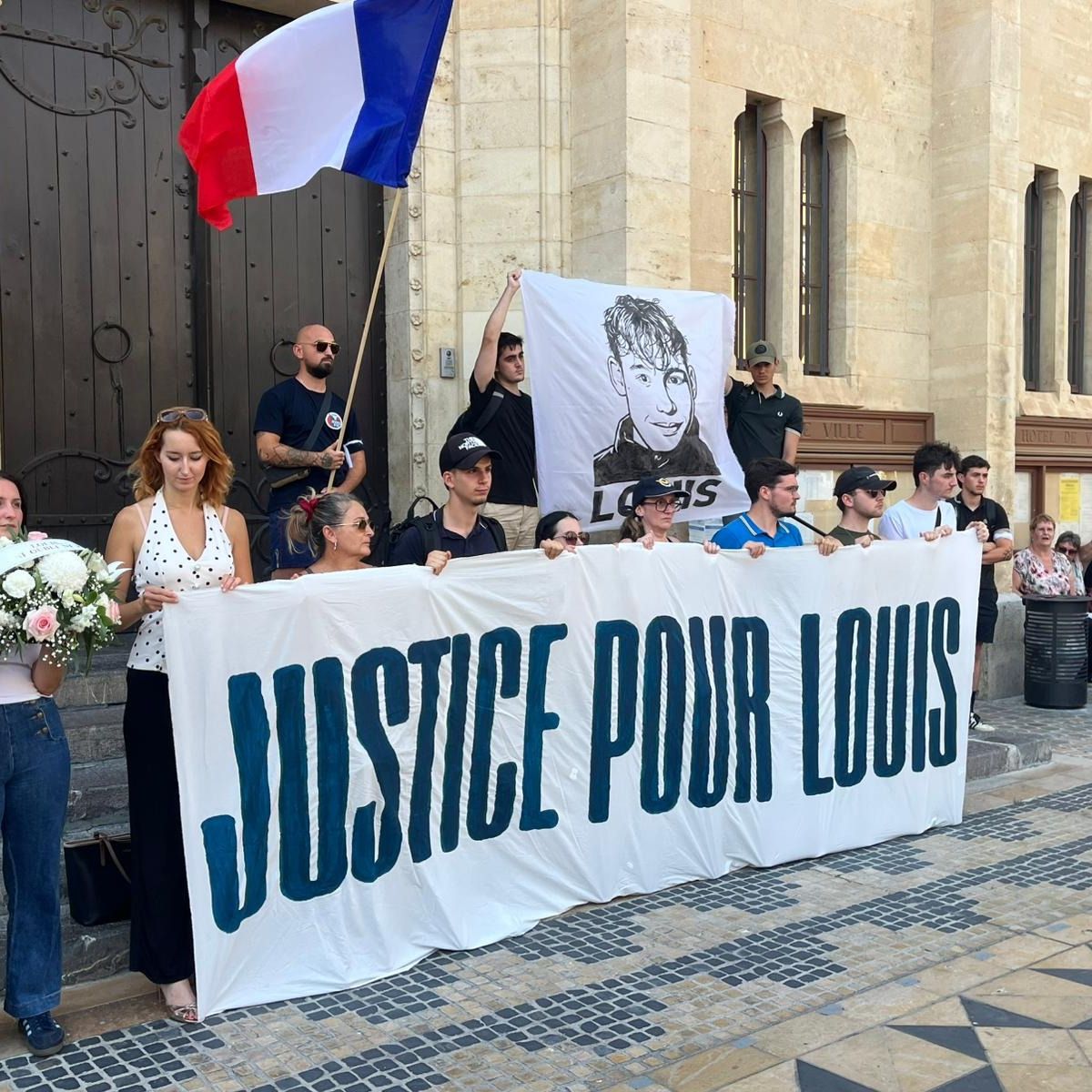 Mort de Louis : un millier de personnes pour lui rendre hommage, un rassemblement à l'appel de militants d'extrême droite