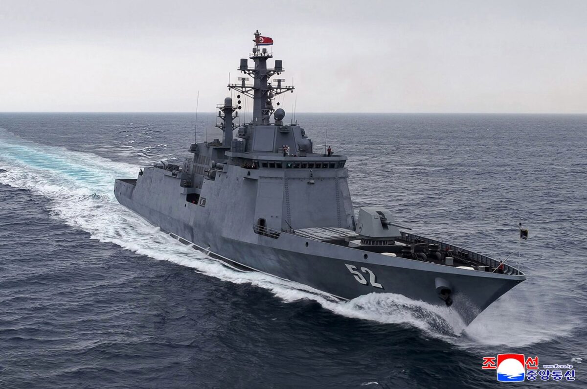 Le dirigeant nord-coréen Kim Jong-un présente un nouveau navire de guerre | L'actualité
