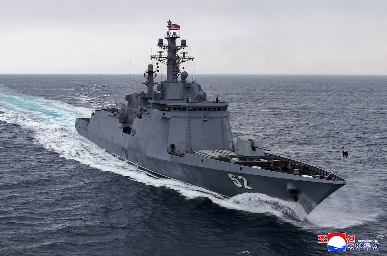 Le dirigeant nord-coréen Kim Jong-un présente un nouveau navire de guerre - Yahoo Actualités France