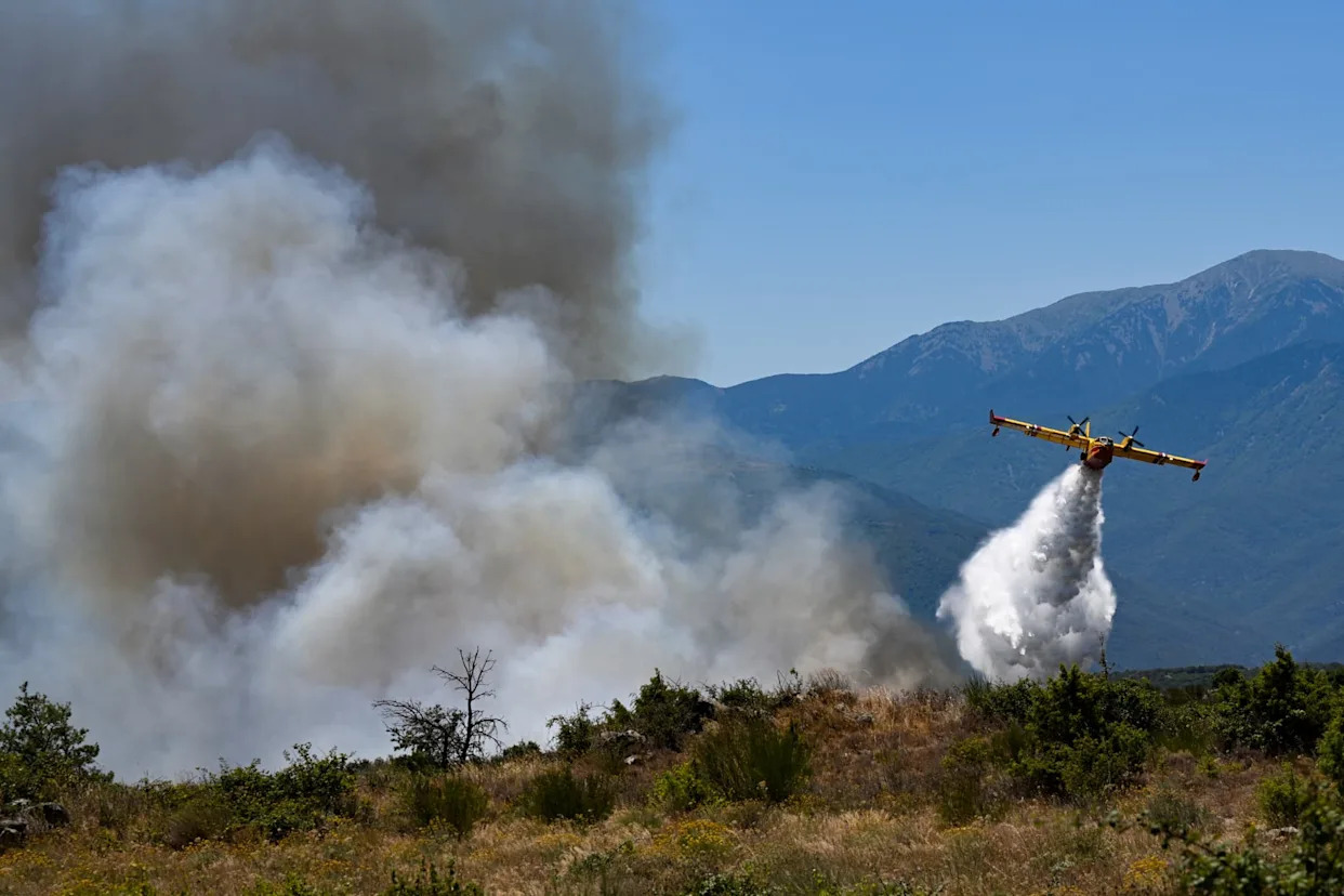 Tour de France 2026: la 3e étape pourrait être annulée lundi en raison des incendies dans les Pyrénées-Orientales - Yahoo Actualités France