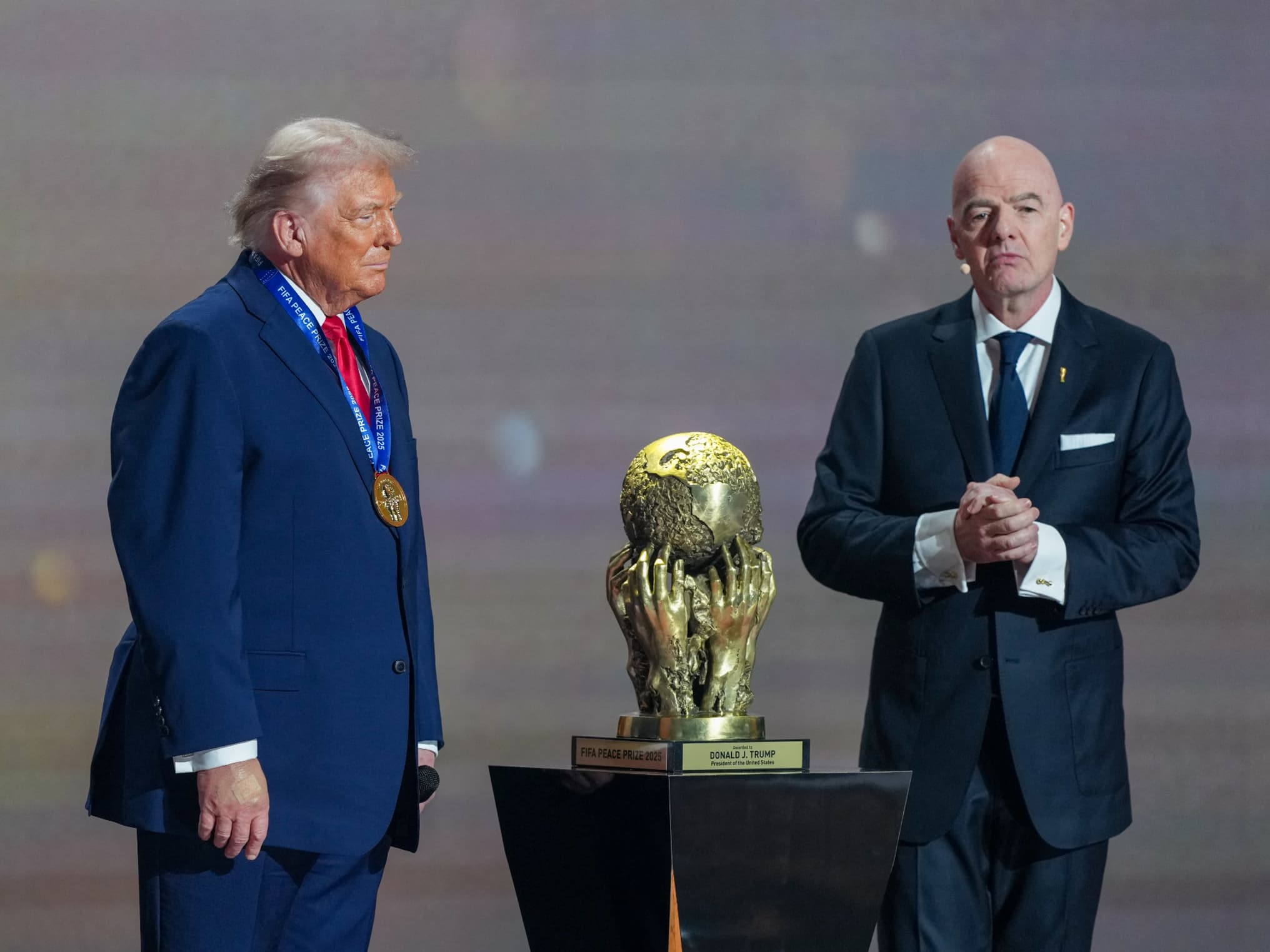 "L'un des plus grands honneurs de ma vie": Donald Trump reçoit le premier Prix de la Paix de la Fifa