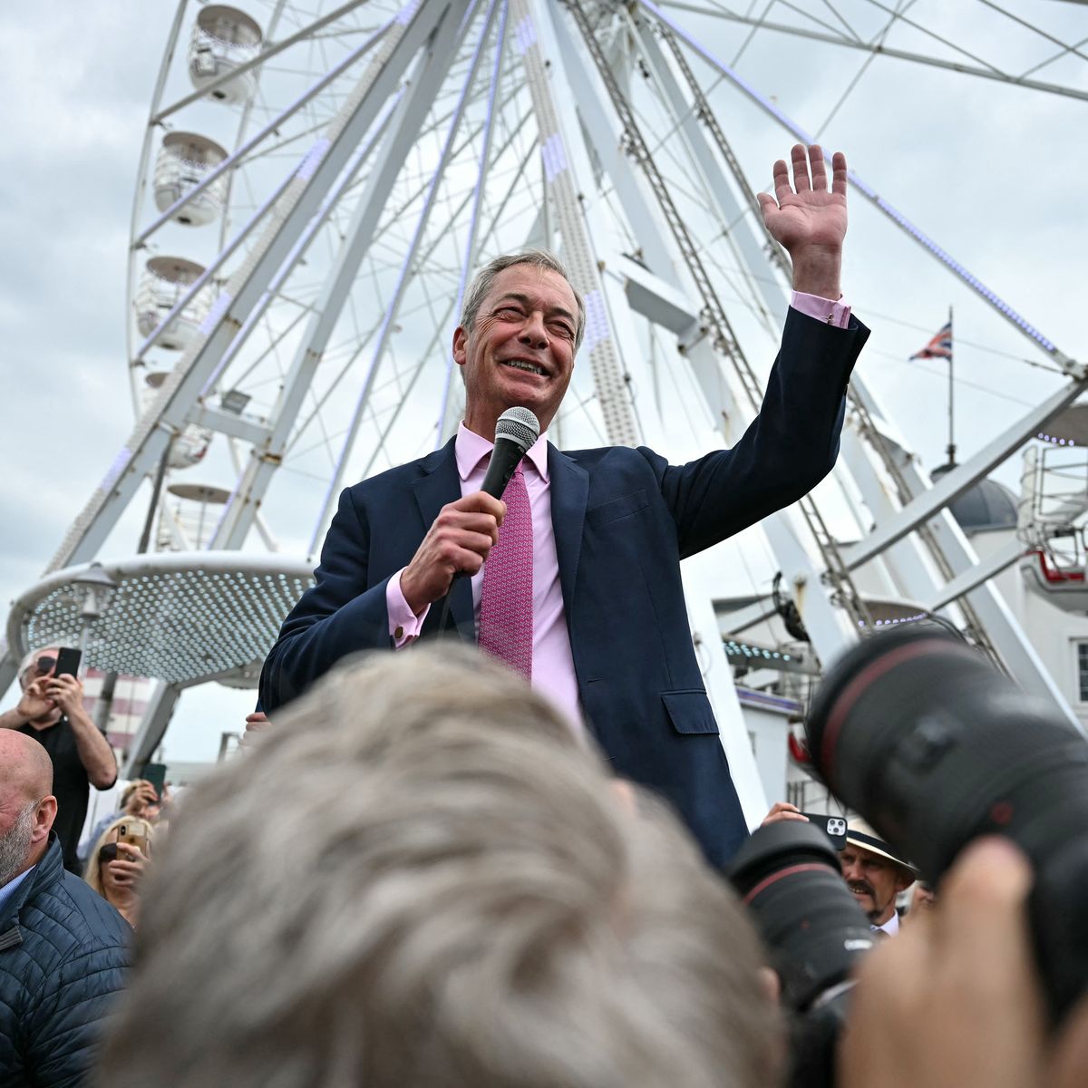 Royaume-Uni : le retour "sous la pression populaire" de Nigel Farage sur la scène politique – franceinfo