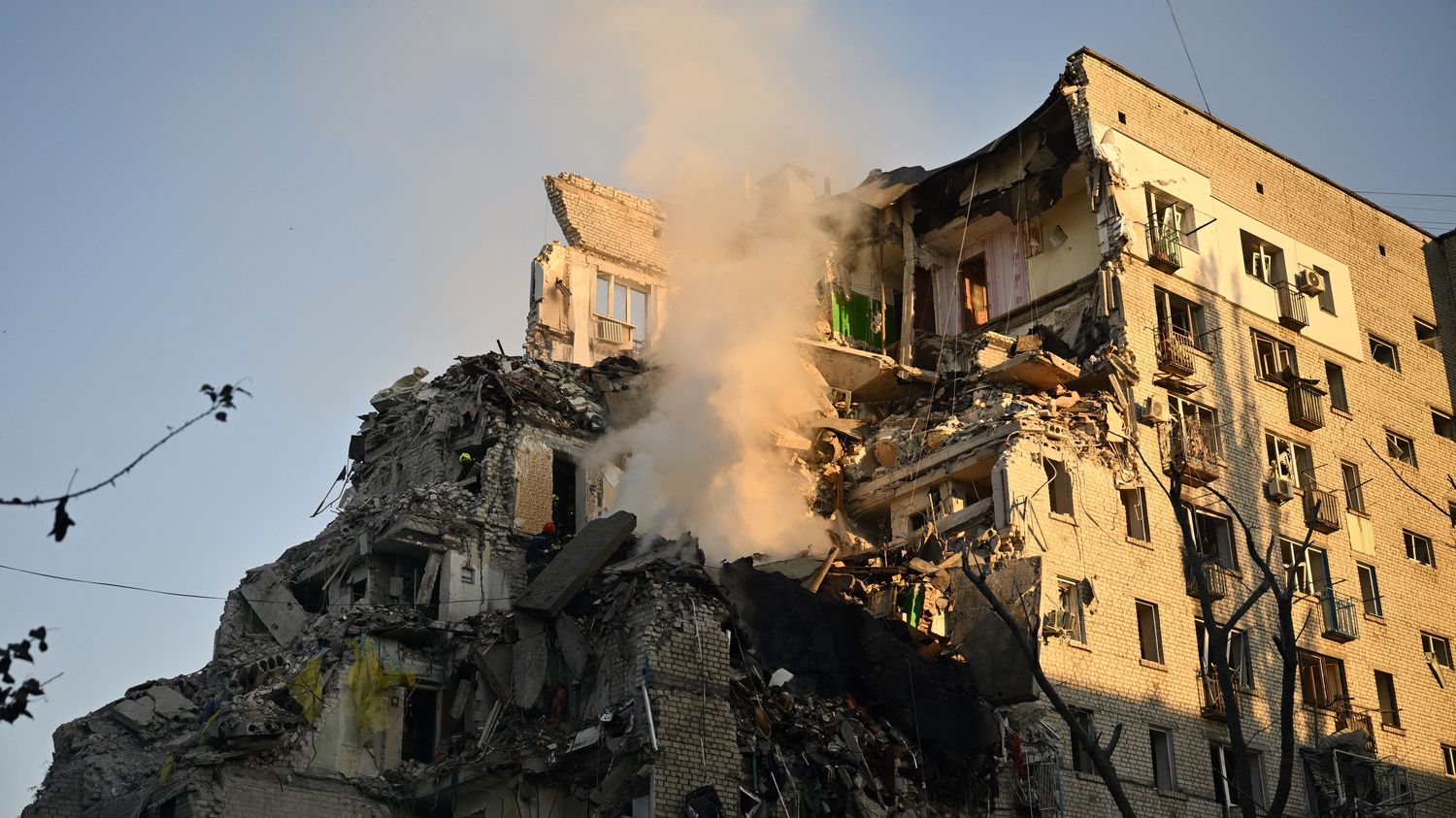 Des attaques sur Kiev font au moins 25 morts, le maire de la capitale assure qu'il s'agit de "la pire attaque russe depuis le début de la guerre en Ukraine" – franceinfo