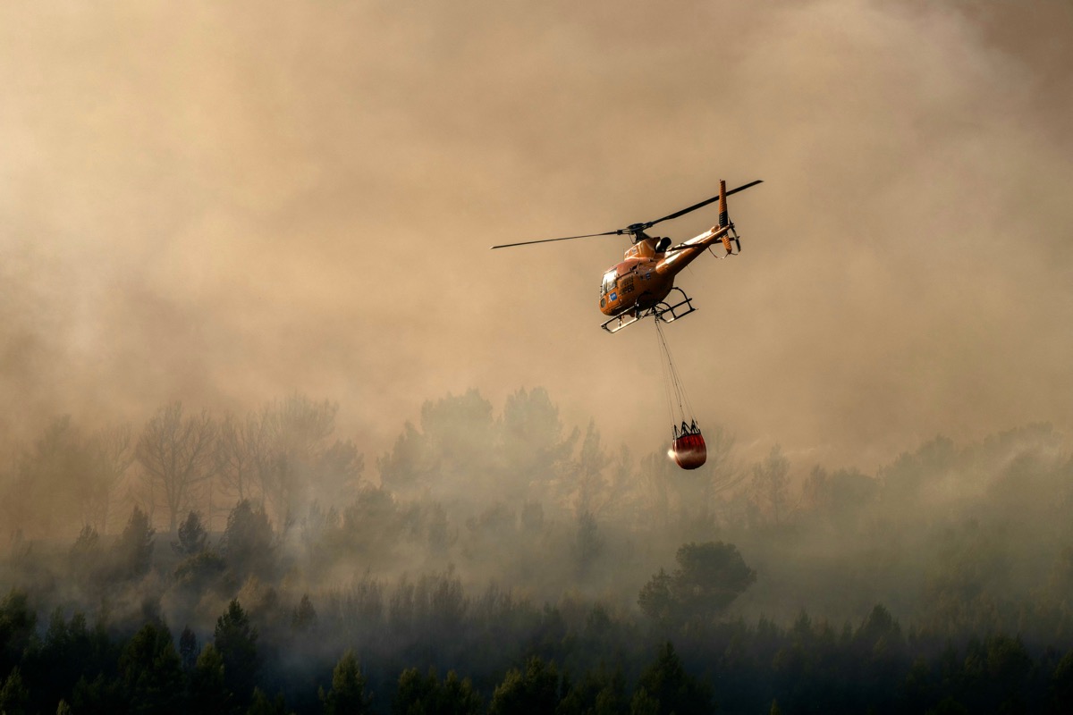 En direct - Incendies : plus de 1.500 hectares détruits dans les Pyrénées- Orientales, l'étape du Tour de France prévue lundi en sursis