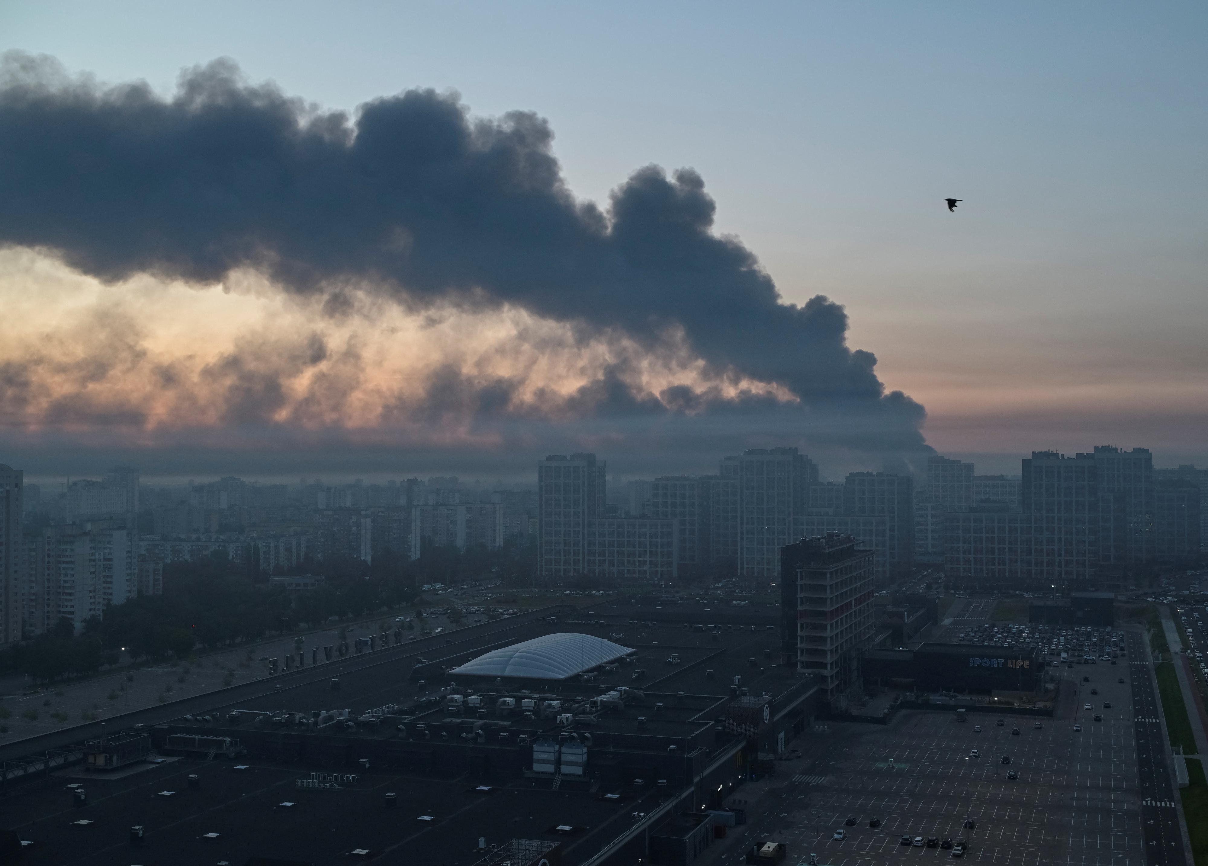 Live Guerre en Ukraine: Nuit meurtrière à Kiev, des frappes russes tuent au moins huit personnes: «L'ennemi frappe avec des missiles balistiques»